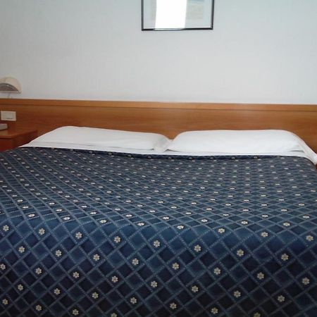 Hotel Niki Tribiano Kültér fotó