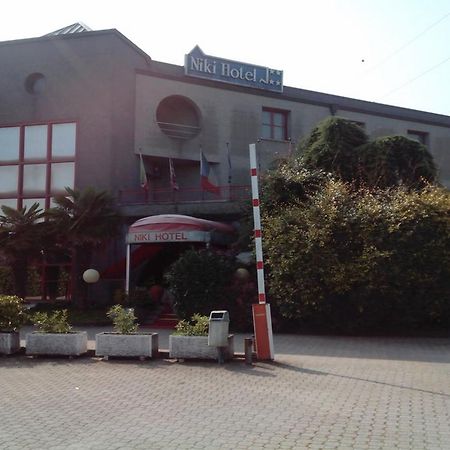 Hotel Niki Tribiano Kültér fotó