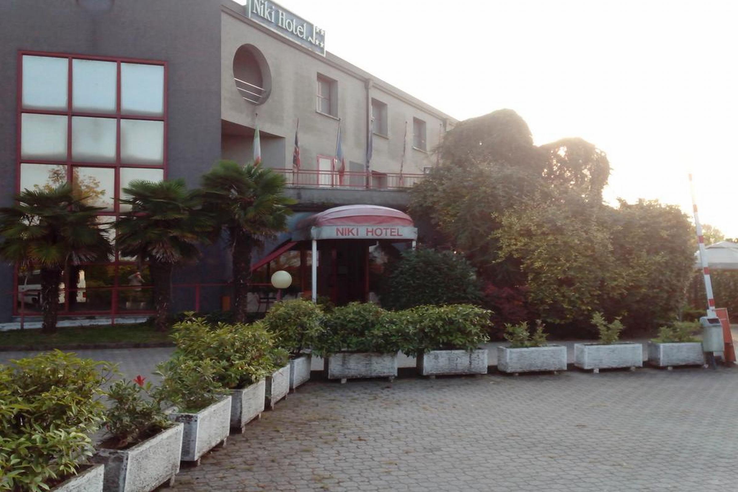Hotel Niki Tribiano Kültér fotó