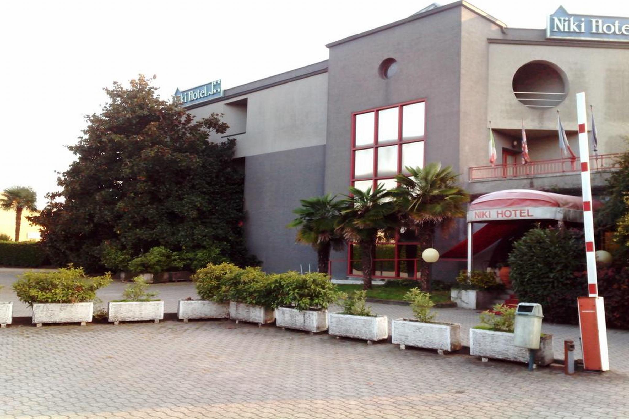 Hotel Niki Tribiano Kültér fotó