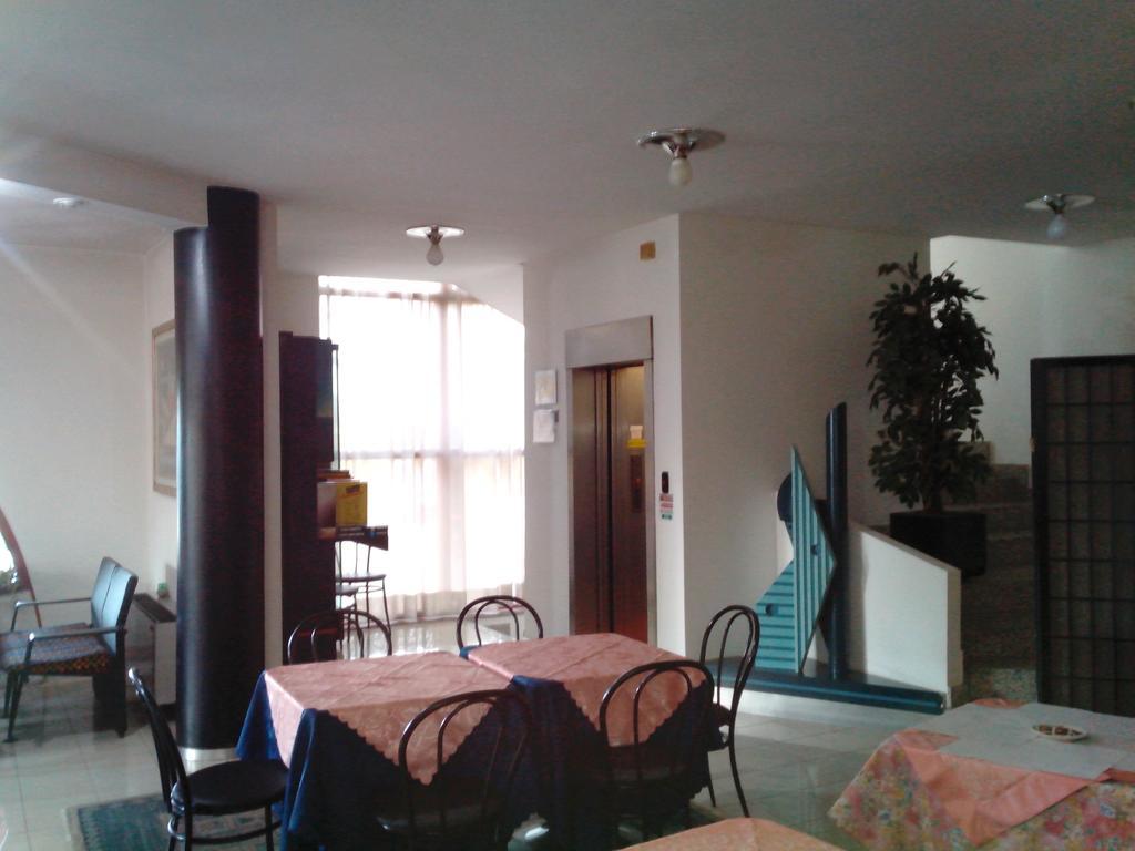 Hotel Niki Tribiano Kültér fotó