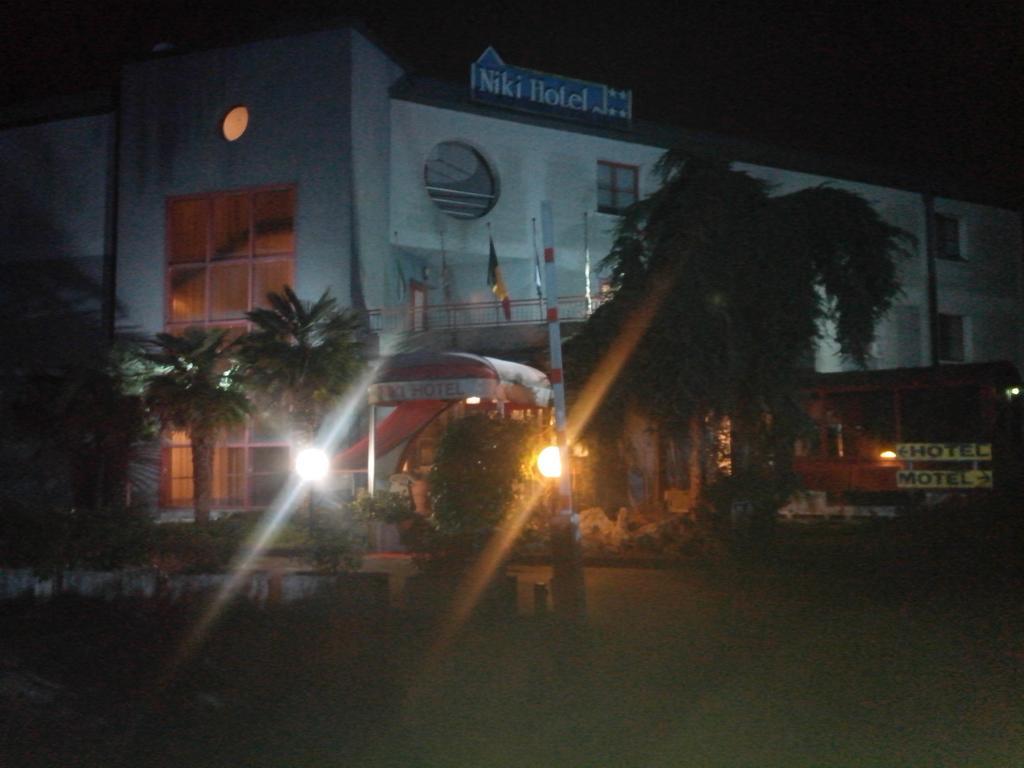 Hotel Niki Tribiano Kültér fotó